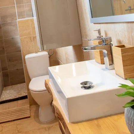 Le St Leon : Lit Queen Size * Wifi * Ideal Couple Apartament *
